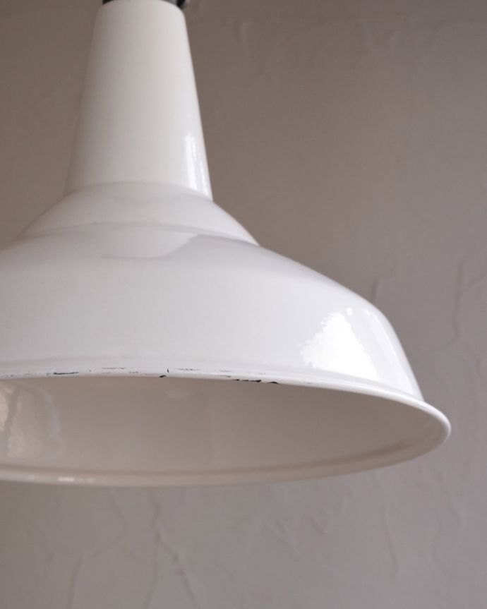 ペンダントライト 照明・ライティング 白いホウロウが可愛いビンテージの大きなペンダントライト(E26)。お部屋の中をふわっと彩りますペンダントライトは、灯りが付いていない時も目立つ存在。(x-779-z)