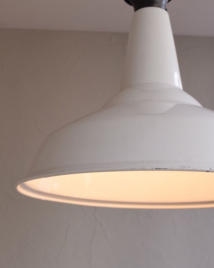 ペンダントライト 照明・ライティング 白いホウロウが可愛いビンテージの大きなペンダントライト(E26)。ホーローのもつ重厚感がクールでカッコいいんですホーローならではの明かりで、空間をあたたかく照らしてくれます。(x-779-z)