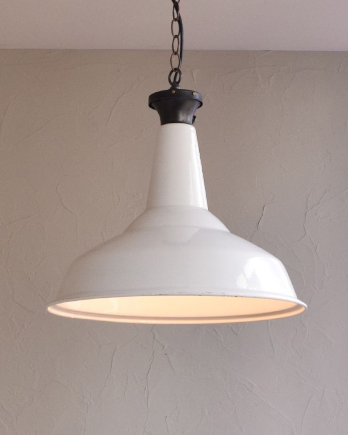 ペンダントライト 照明・ライティング 白いホウロウが可愛いビンテージの大きなペンダントライト(E26)。1つ1つ表情が違います新しいエナメルランプでは、出すことの出来ない風合い、存在感はさすがアンティーク。(x-779-z)