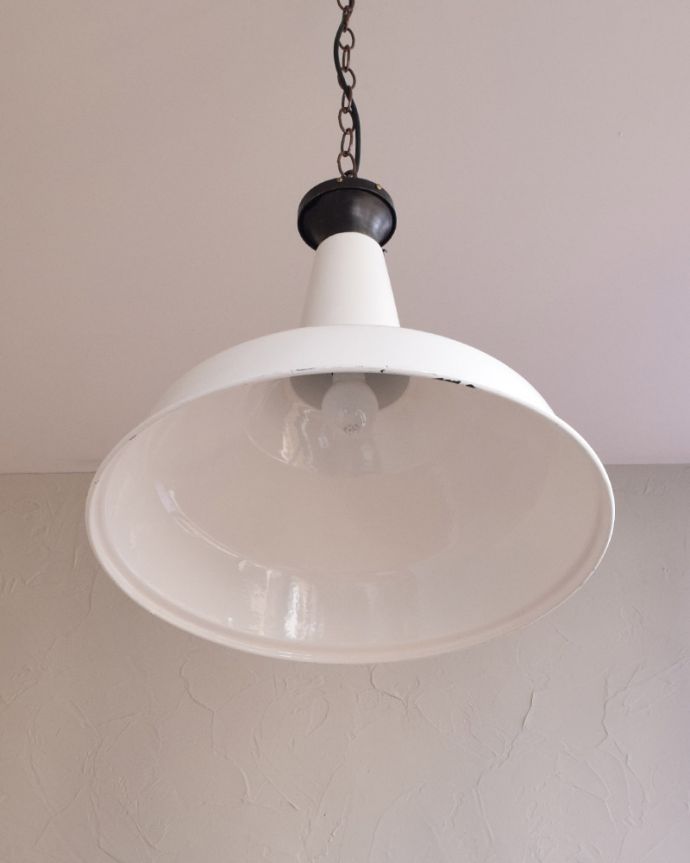 ペンダントライト 照明・ライティング 白いホウロウが可愛いビンテージの大きなペンダントライト(E26)。下から見上げると・・・実際に取り付けて下から見るとこんな感じです。(x-779-z)