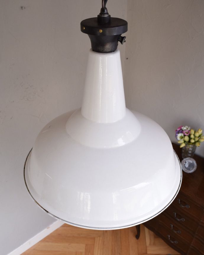 ペンダントライト 照明・ライティング 白いホウロウが可愛いビンテージの大きなペンダントライト(E26)。新しい日本仕様の配線シェードはアンティークですが、配線は照明専門の職人が日本仕様の新しい配線にオーバーホウルしました。(x-779-z)