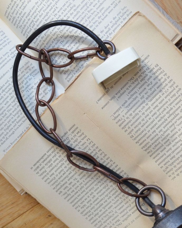 ペンダントライト 照明・ライティング 白いホウロウが可愛いビンテージの大きなペンダントライト(E26)。引っ掛けタイプです自分でも取り付け出来る引っ掛けシーリング仕様で加工してあります。(x-779-z)