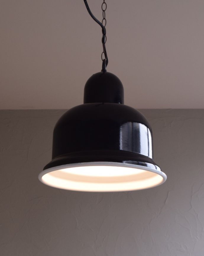 ペンダントライト 照明・ライティング おしゃれな北欧スタイルのヴィンテージエナメルランプ(E26球付き)。お部屋の中をふわっと彩りますペンダントライトは、灯りが付いていない時も目立つ存在。(x-781-z)