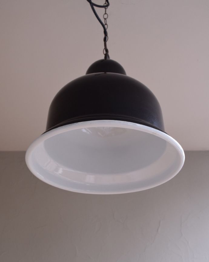 ペンダントライト 照明・ライティング おしゃれな北欧スタイルのヴィンテージエナメルランプ(E26球付き)。1つ1つ表情が違います新しいエナメルランプでは、出すことの出来ない風合い、存在感はさすがアンティーク。(x-781-z)