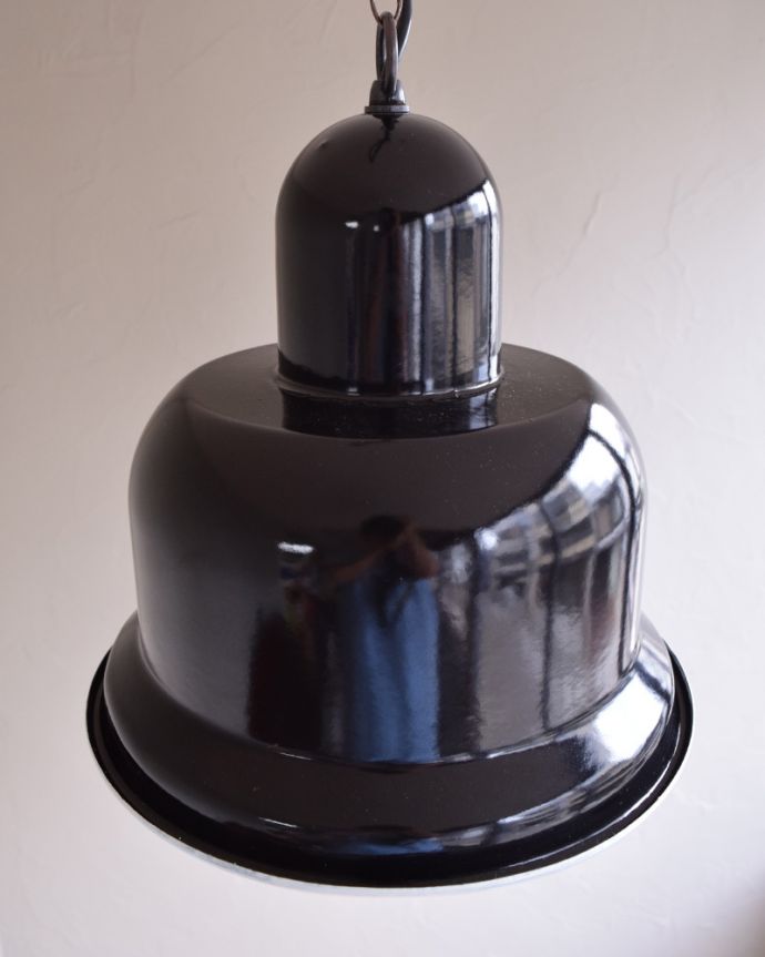 ペンダントライト 照明・ライティング おしゃれな北欧スタイルのヴィンテージエナメルランプ(E26球付き)。上から見ると・・・アンティークなので、キズや汚れがあります。(x-781-z)