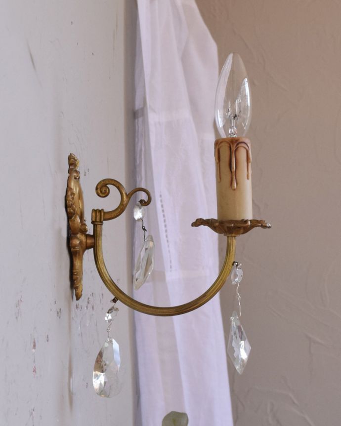 壁付けブラケット　照明・ライティング　フランスアンティーク照明、ガラスドロップ付きのウォールシャンデリア（Ｅ17シャンデリア球付）。横から見ると･･･壁を彩るシャンデリアは横から見てもステキです。(x-783-z)