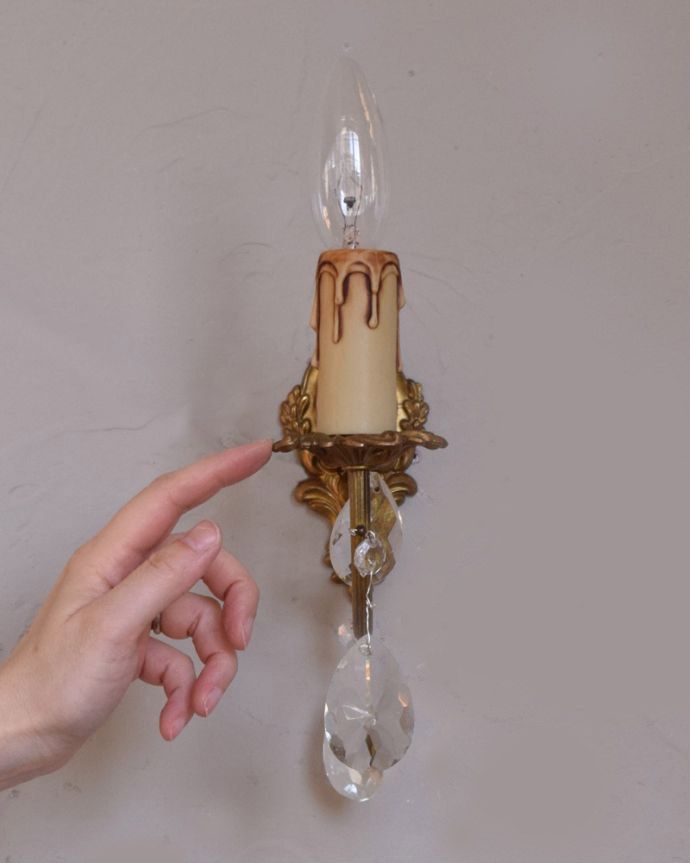 壁付けブラケット　照明・ライティング　フランスアンティーク照明、ガラスドロップ付きのウォールシャンデリア（Ｅ17シャンデリア球付）。壁のアクセサリーでお部屋をオシャレに大変身日本ではあまり使わない壁付けのシャンデリア。(x-783-z)