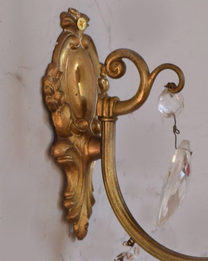 壁付けブラケット　照明・ライティング　フランスアンティーク照明、ガラスドロップ付きのウォールシャンデリア（Ｅ17シャンデリア球付）。しっかり選んできましたアンティークなので、写真に映らない欠けやキズがありますが、キレイなものを選んできました。(x-783-z)