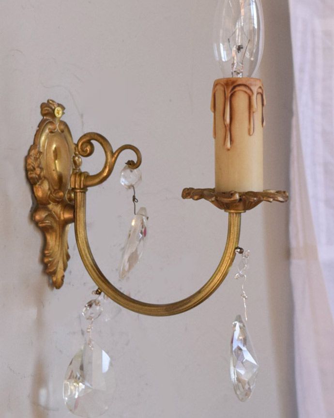 壁付けブラケット　照明・ライティング　フランスアンティーク照明、ガラスドロップ付きのウォールシャンデリア（Ｅ17シャンデリア球付）。夜のお部屋をドラマティックに･･･壁を照らすとお部屋がなんだかステキに見えてきます。(x-783-z)