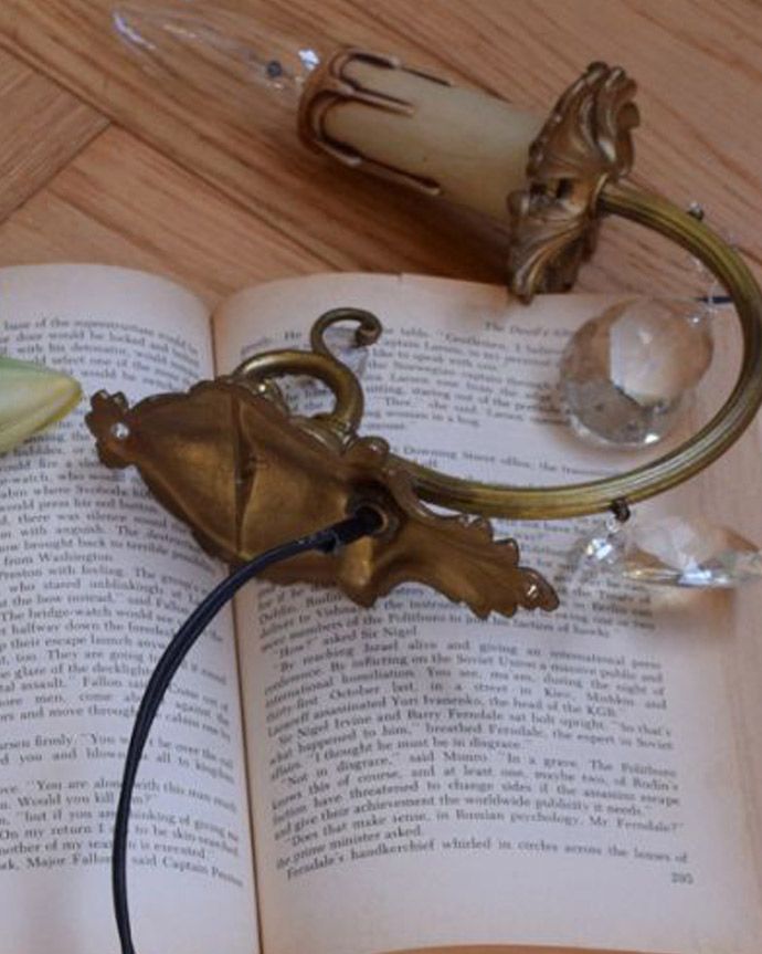 壁付けブラケット　照明・ライティング　フランスアンティーク照明、ガラスドロップ付きのウォールシャンデリア（Ｅ17シャンデリア球付）。直結タイプでお届けします日本仕様で配線しました。(x-783-z)