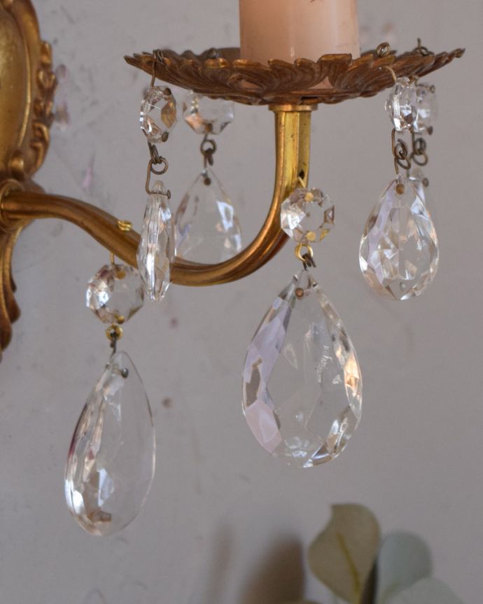 壁付けブラケット　照明・ライティング　フランス輸入のアンティーク照明、ガラスパーツ付きのウォールランプ（Ｅ17シャンデリア球付）。しっかり選んできましたアンティークなので、写真に映らない欠けやキズがありますが、キレイなものを選んできました。(x-784-z)