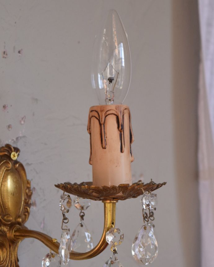 壁付けブラケット　照明・ライティング　フランス輸入のアンティーク照明、ガラスパーツ付きのウォールランプ（Ｅ17シャンデリア球付）。LEDも使えます口金は100Wまで対応可能ですが、蝋管付きなので白熱球は40W以下がオススメです。(x-784-z)