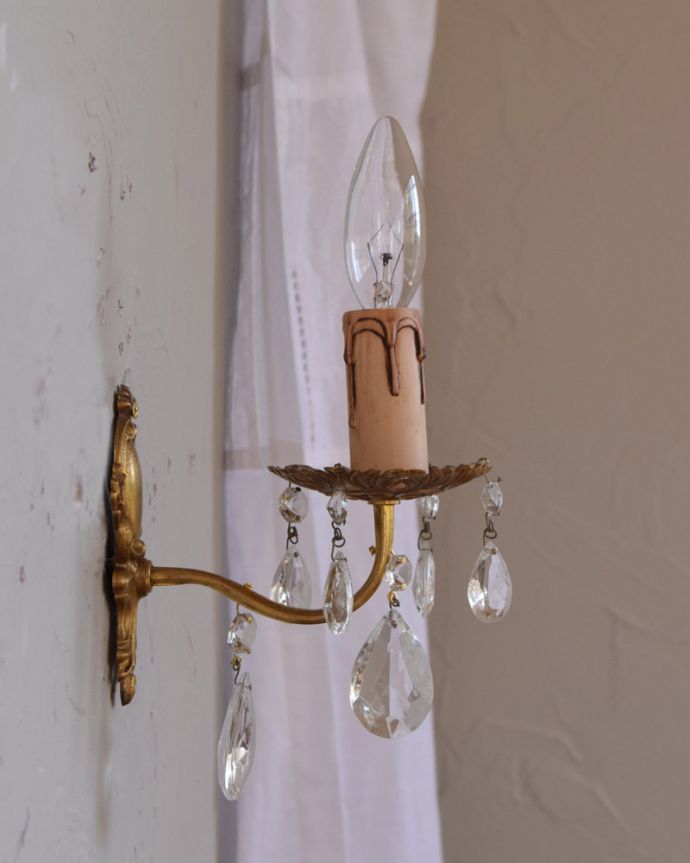 壁付けブラケット　照明・ライティング　フランス輸入のアンティーク照明、ガラスパーツ付きのウォールランプ（Ｅ17シャンデリア球付）。日本仕様で修復しましたHandleのシャンデリアはアンティーク専門の職人が時間をかけて、口金も配線も日本仕様の新しいものに修理しているので、新しい日本の照明器具と変わりません。(x-784-z)