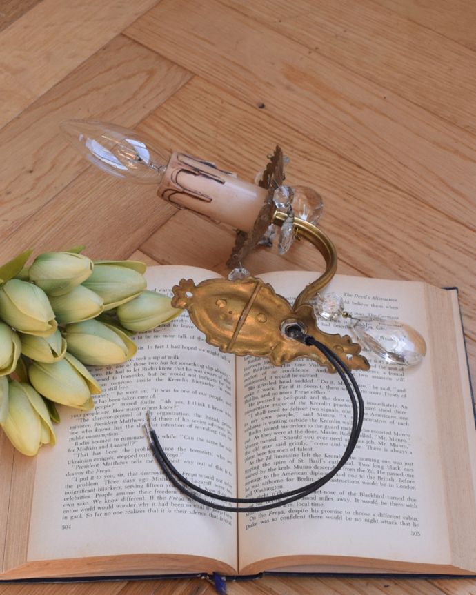 壁付けブラケット　照明・ライティング　フランス輸入のアンティーク照明、ガラスパーツ付きのウォールランプ（Ｅ17シャンデリア球付）。直結タイプでお届けします日本仕様で配線しました。(x-784-z)