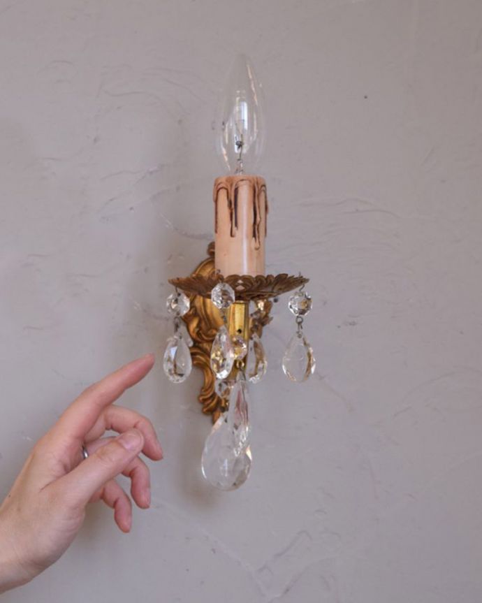 壁付けブラケット　照明・ライティング　フランス輸入のアンティーク照明、ガラスパーツ付きのウォールランプ（Ｅ17シャンデリア球付）。壁のアクセサリーでお部屋をオシャレに大変身日本ではあまり使わない壁付けのシャンデリア。(x-784-z)
