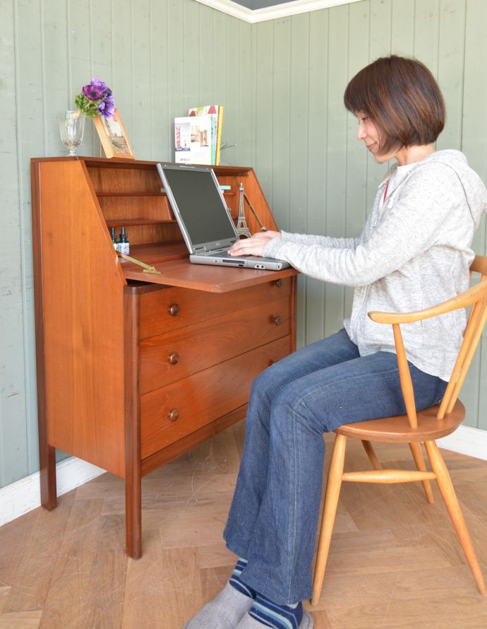 サイドバイサイド　アンティーク家具　北欧スタイルのインテリア、ヴィンテージビューローデスク（机）。書き物やパソコンをする時は、ビューローを開いて使ってください。(x-785-f)