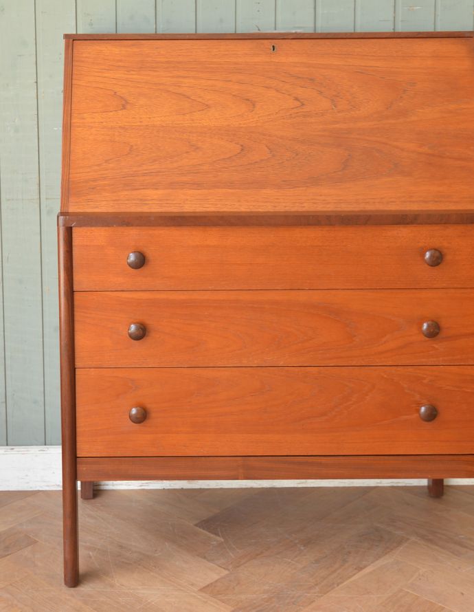 サイドバイサイド　アンティーク家具　北欧スタイルのインテリア、ヴィンテージビューローデスク（机）。本棚とパソコンスペース、両方欲しい方にオススメなのが、このビューロー！スマートで北欧スタイルに似合うキャビネットです。(x-785-f)