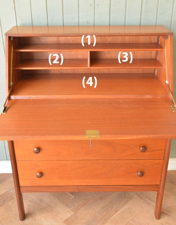 サイドバイサイド　アンティーク家具　北欧スタイルのインテリア、ヴィンテージビューローデスク（机）。パソコンを置いてもこんなに広々としていて、使いやすいんです。(x-785-f)