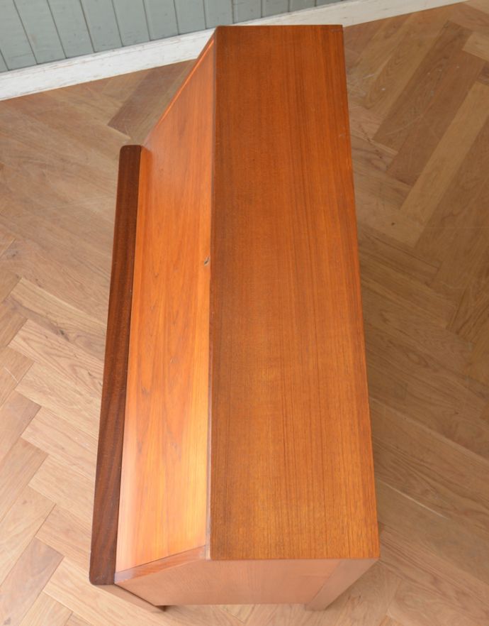 サイドバイサイド　アンティーク家具　北欧スタイルのインテリア、ヴィンテージビューローデスク（机）。天板もピカピカにお直ししました。(x-785-f)