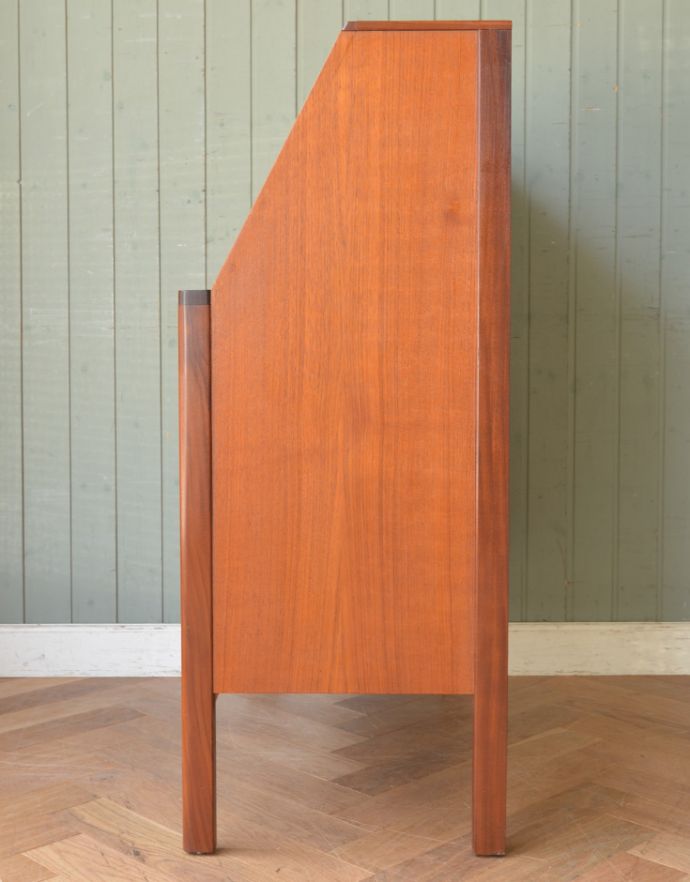 サイドバイサイド　アンティーク家具　北欧スタイルのインテリア、ヴィンテージビューローデスク（机）。横から見てもピカピカです。(x-785-f)