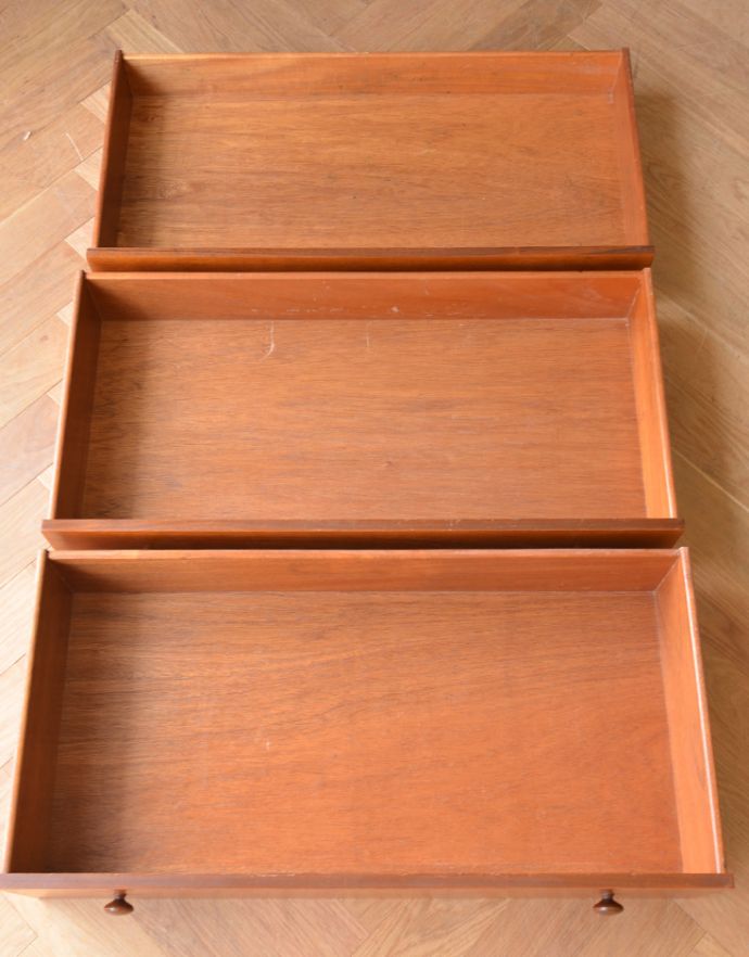 サイドバイサイド　アンティーク家具　北欧スタイルのインテリア、ヴィンテージビューローデスク（机）。引き出しは３杯付いています。(x-785-f)