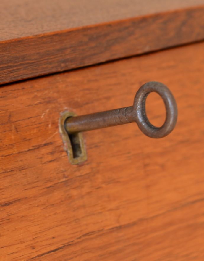 サイドバイサイド　アンティーク家具　北欧スタイルのインテリア、ヴィンテージビューローデスク（机）。ビューローの開閉には、鍵を使います。(x-785-f)