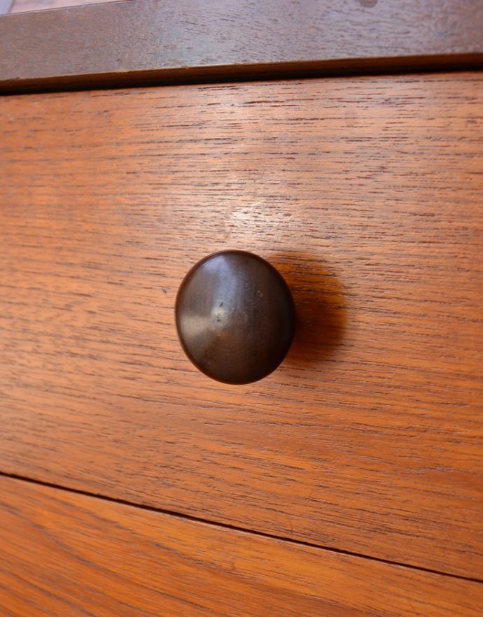 サイドバイサイド　アンティーク家具　北欧スタイルのインテリア、ヴィンテージビューローデスク（机）。丸い可愛らしい取っ手が引き出しに付いています。(x-785-f)