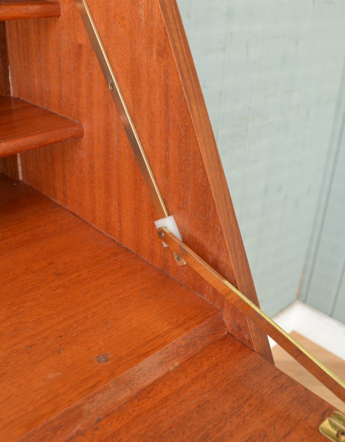 サイドバイサイド　アンティーク家具　北欧スタイルのインテリア、ヴィンテージビューローデスク（机）。デスクとキャビネットはしっかりと金具でつながっているので、パソコンを置いても大丈夫です。(x-785-f)