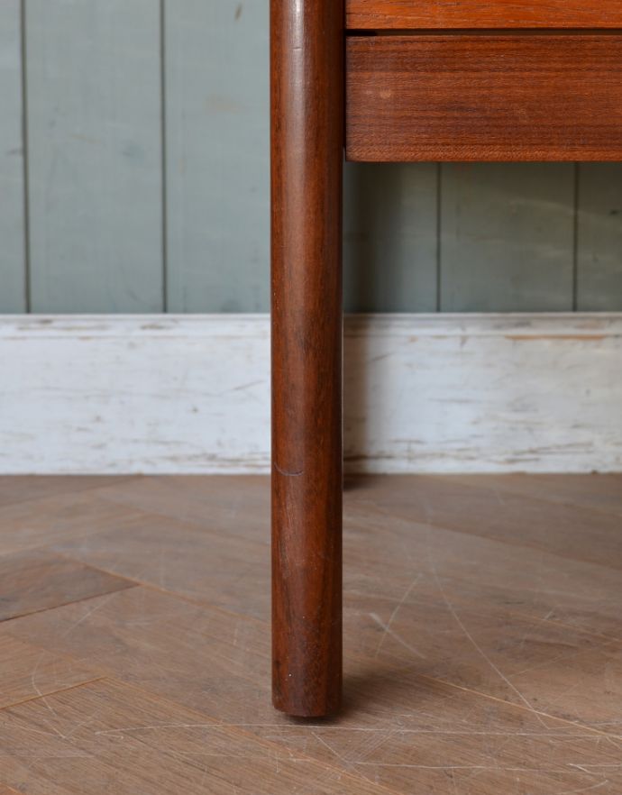 サイドバイサイド　アンティーク家具　北欧スタイルのインテリア、ヴィンテージビューローデスク（机）。脚はすっきりしたデザインです。(x-785-f)