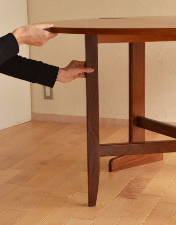 G-PLAN(Gプラン) アンティーク家具 カッコいい北欧テイストのビンテージ家具、オーバルタイプのG-plan ドロップリーフテーブル。あっという間にサイズが変わる!天板を上に持ち上げて脚を動かすだけで、あっという間にサイズが大きく変わります。(x-786-f)