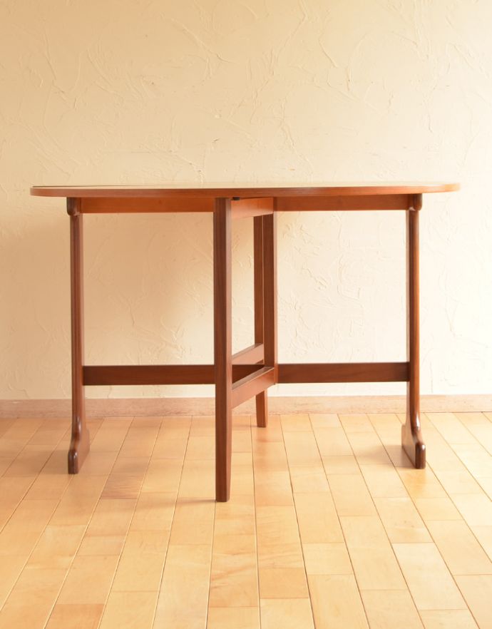 G-PLAN(Gプラン) アンティーク家具 カッコいい北欧テイストのビンテージ家具、オーバルタイプのG-plan ドロップリーフテーブル。クルッと回転。(x-786-f)