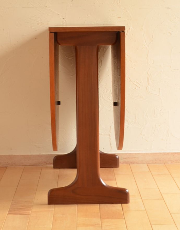 G-PLAN(Gプラン) アンティーク家具 カッコいい北欧テイストのビンテージ家具、オーバルタイプのG-plan ドロップリーフテーブル。横から見てみると・・・テーブルを横から見るとこんな感じ。(x-786-f)