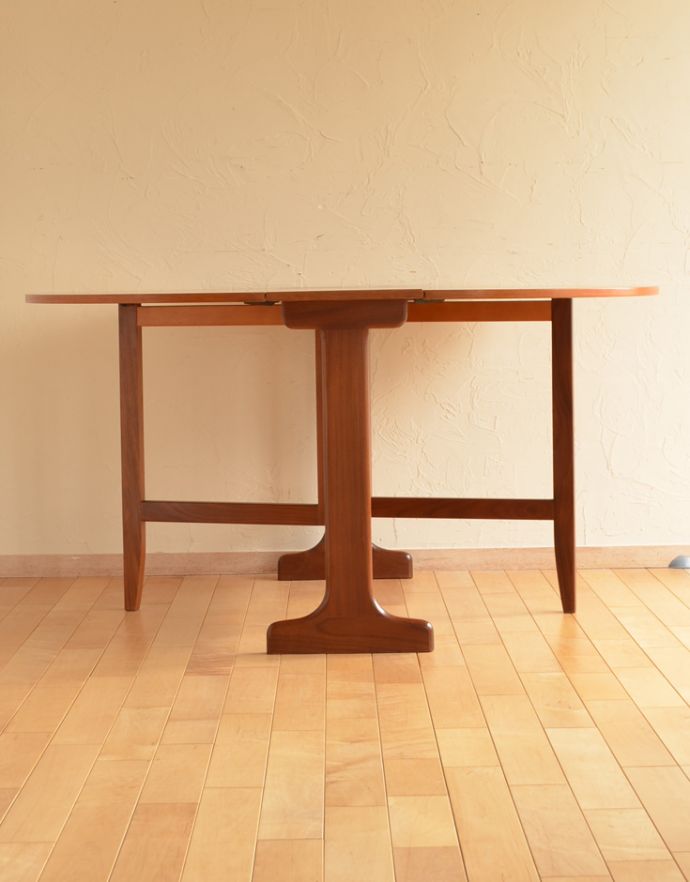 G-PLAN(Gプラン) アンティーク家具 カッコいい北欧テイストのビンテージ家具、オーバルタイプのG-plan ドロップリーフテーブル。両方開いたらこんな感じ開いても閉じても、自由に使える便利さが魅力です。(x-786-f)