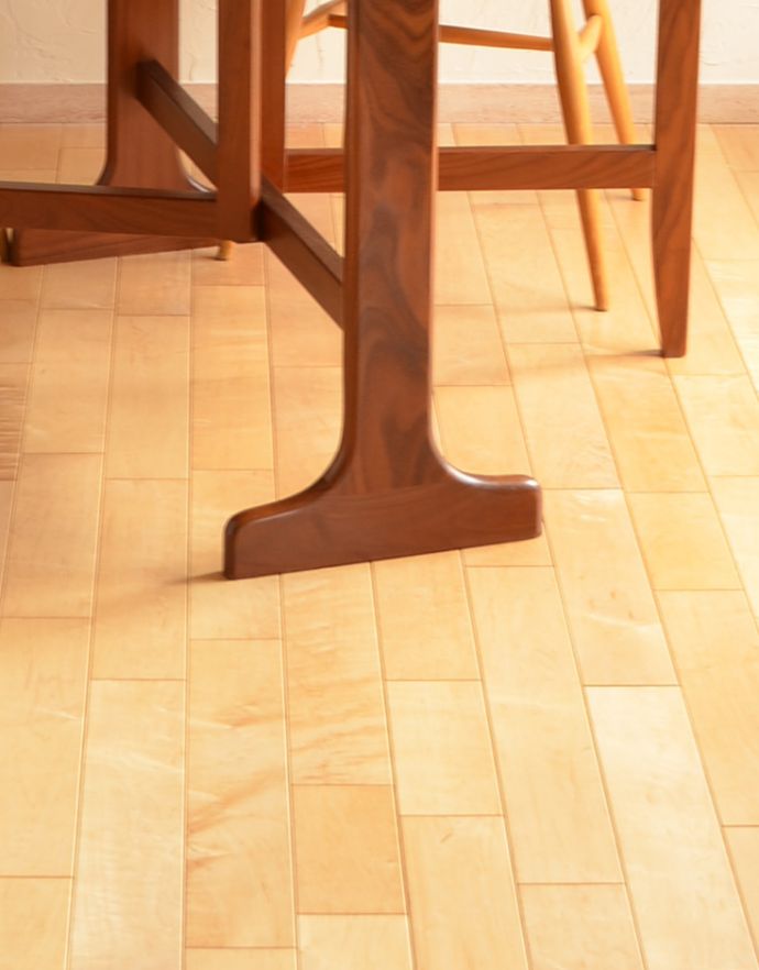 G-PLAN(Gプラン) アンティーク家具 カッコいい北欧テイストのビンテージ家具、オーバルタイプのG-plan ドロップリーフテーブル。持ち上げなくても移動できます!Handleのアンティークは、脚の裏にフェルトキーパーをお付けしていますので、持ち上げなくても床を滑らせれば女性でも簡単に移動させることが出来ます。(x-786-f)