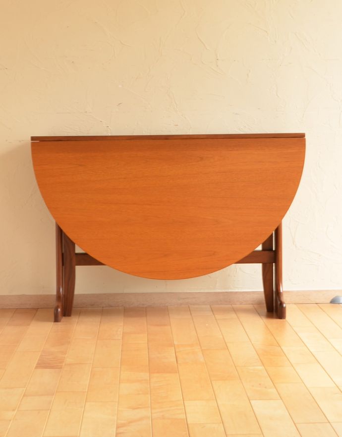 G-PLAN(Gプラン) アンティーク家具 カッコいい北欧テイストのビンテージ家具、オーバルタイプのG-plan ドロップリーフテーブル。天板を閉じると…閉じて壁に付ければなんだか違う家具に見えちゃうんです。(x-786-f)