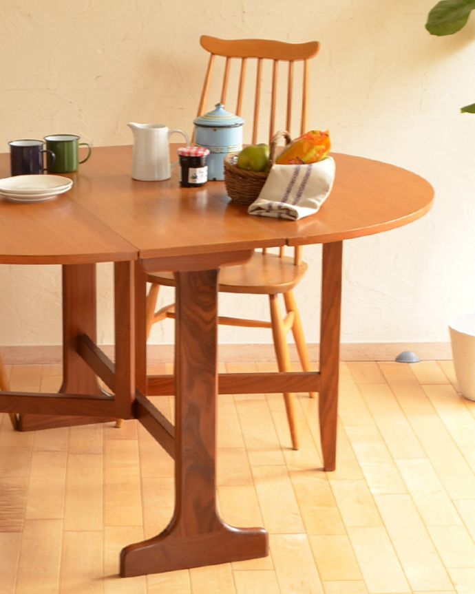 G-PLAN(Gプラン) アンティーク家具 カッコいい北欧テイストのビンテージ家具、オーバルタイプのG-plan ドロップリーフテーブル。3WAYで使えちゃう便利さが自慢バタフライテーブルは、3通りの大きさで使える便利なテーブル。(x-786-f)