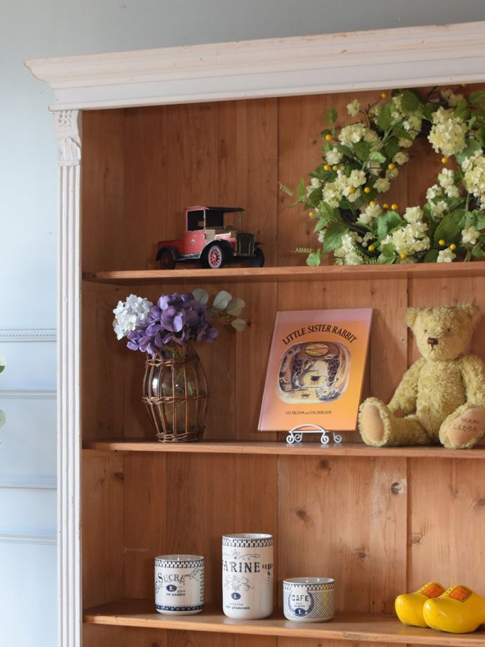 フランスらしいシェルフの装飾