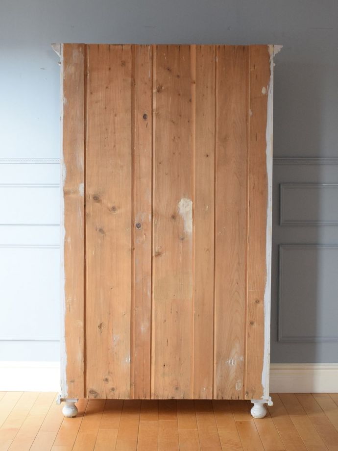 シェルフの後ろ姿