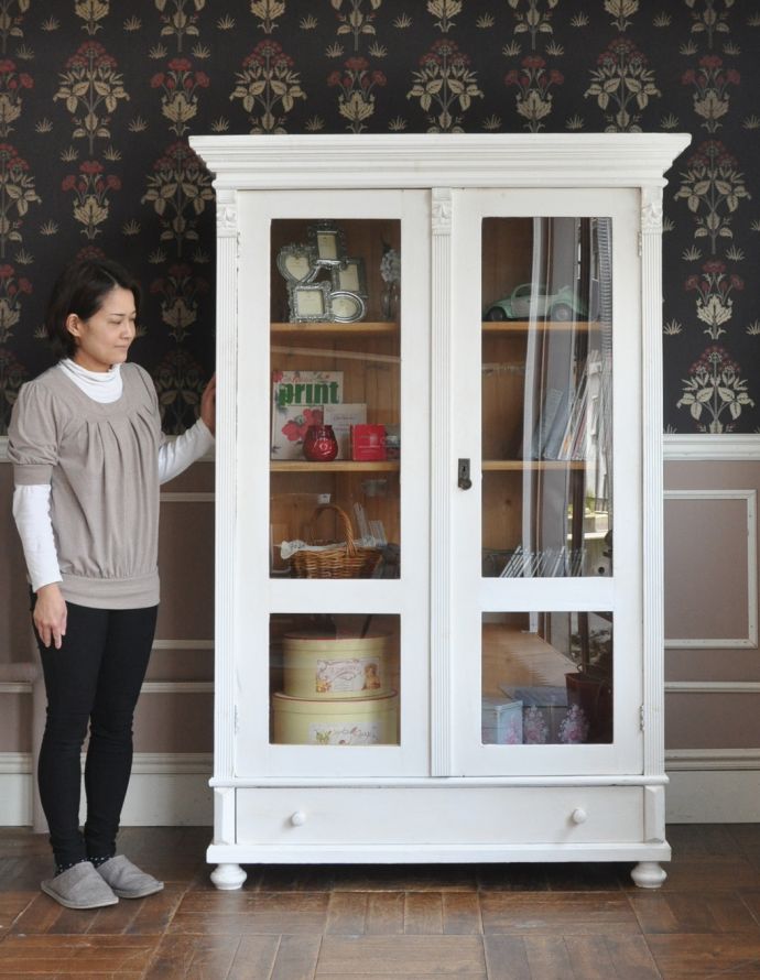 アンティークのキャビネット アンティーク家具 本棚や食器棚にもオススメ、フランスで出会ったペイント仕上げのガラスキャビネット。フレンチ気分たっぷりの憧れキャビネットフランスらしいペイントのガラスキャビネット。(x-790-f)