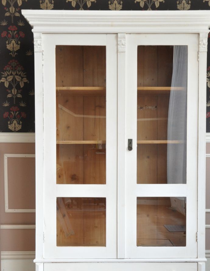 アンティークのキャビネット アンティーク家具 本棚や食器棚にもオススメ、フランスで出会ったペイント仕上げのガラスキャビネット。ガラス越しに中をのぞいてみると・・・昔、作られたアンティークのガラスは今のものと違ってゆらめきがあります。(x-790-f)