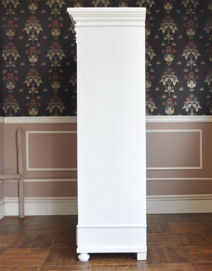 アンティークのキャビネット アンティーク家具 本棚や食器棚にもオススメ、フランスで出会ったペイント仕上げのガラスキャビネット。もちろん、横顔もキレイ横から見てみるとこんな感じです。(x-790-f)