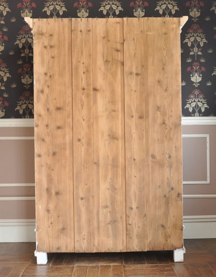 アンティークのキャビネット アンティーク家具 本棚や食器棚にもオススメ、フランスで出会ったペイント仕上げのガラスキャビネット。後ろ姿はこんな感じアンティークは新品ではないので、経年変化によるキズはありますが、専門の職人がキレイにお直しをしているので、後ろ姿もキレイです。(x-790-f)