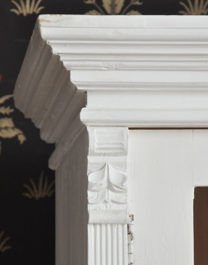 アンティークのキャビネット アンティーク家具 本棚や食器棚にもオススメ、フランスで出会ったペイント仕上げのガラスキャビネット。惚れ惚れしちゃう美しさこんなに堅い無垢材に一体どうやって彫ったんだろう?と不思議になるくらい細かい彫にうっとりです。(x-790-f)