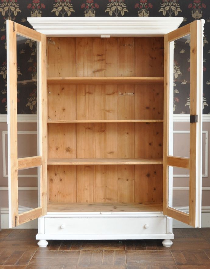 アンティークのキャビネット アンティーク家具 本棚や食器棚にもオススメ、フランスで出会ったペイント仕上げのガラスキャビネット。扉を開けると・・・中もこんな感じで専門の職人がキレイに修復しました。(x-790-f)