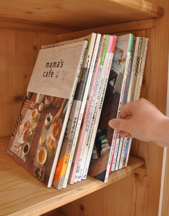 アンティークのキャビネット アンティーク家具 本棚や食器棚にもオススメ、フランスで出会ったペイント仕上げのガラスキャビネット。扉の中は収納たっぷり A4サイズの雑誌までしっかり収納出来ちゃう大きさ。(x-790-f)