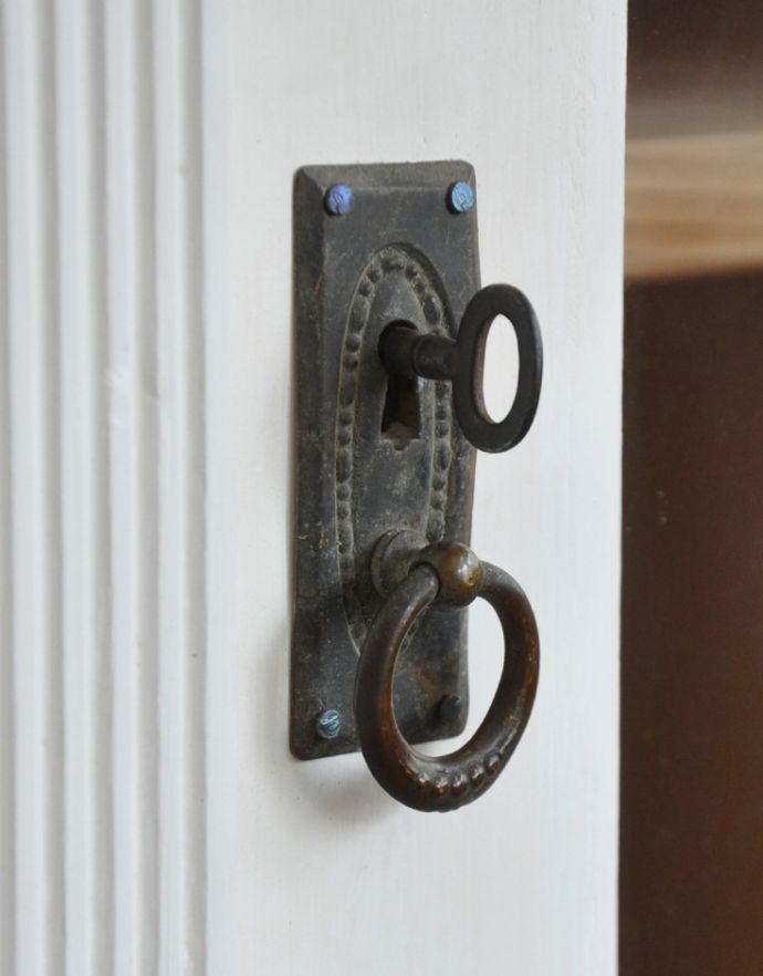 アンティークのキャビネット アンティーク家具 本棚や食器棚にもオススメ、フランスで出会ったペイント仕上げのガラスキャビネット。アンティークらしい取っ手 まるでおとぎ話に出てくるみたいに、アンティークの鍵が使えるんです。(x-790-f)