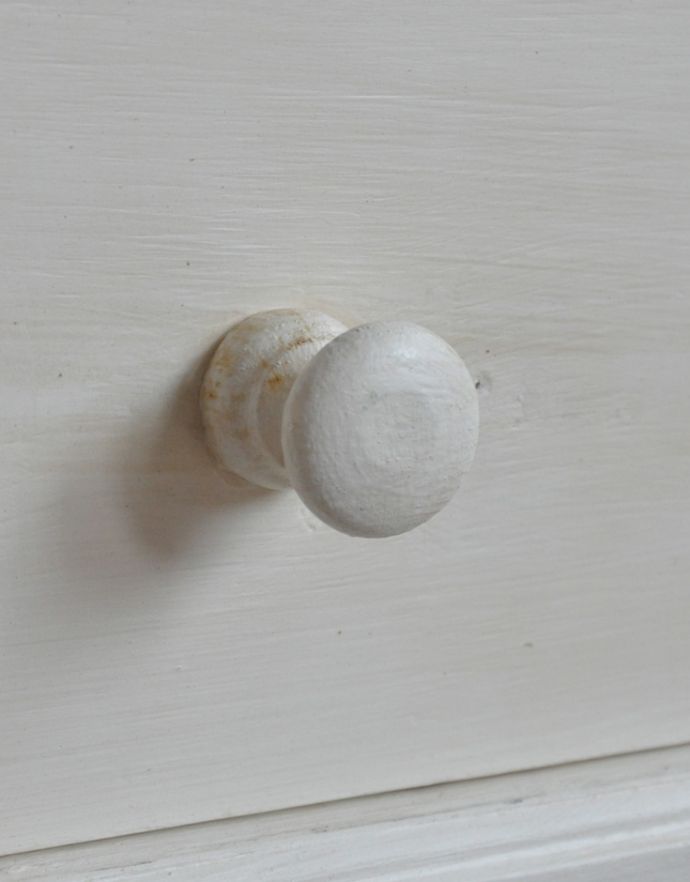 アンティークのキャビネット アンティーク家具 本棚や食器棚にもオススメ、フランスで出会ったペイント仕上げのガラスキャビネット。持ちやすい取っ手 引き出しの開け閉めもスムーズです。(x-790-f)