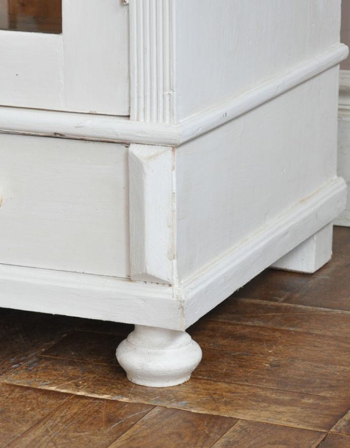 アンティークのキャビネット アンティーク家具 本棚や食器棚にもオススメ、フランスで出会ったペイント仕上げのガラスキャビネット。女性1人でも運べちゃうんです Handleのアンティークは、脚の裏にフェルトキーパーをお付けしています。(x-790-f)