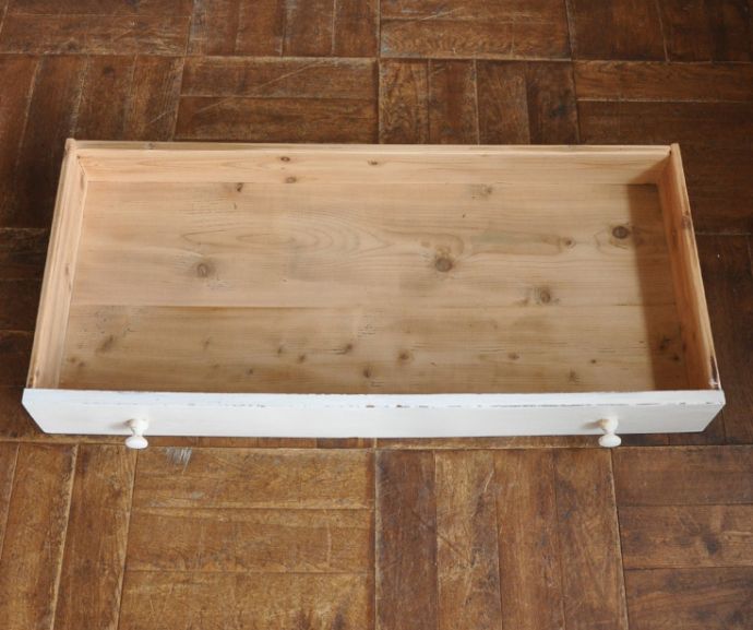 アンティークのキャビネット アンティーク家具 本棚や食器棚にもオススメ、フランスで出会ったペイント仕上げのガラスキャビネット。もちろん、引き出しもキレイです!引き出しの中も専門の職人が修復したのでキレイです。(x-790-f)