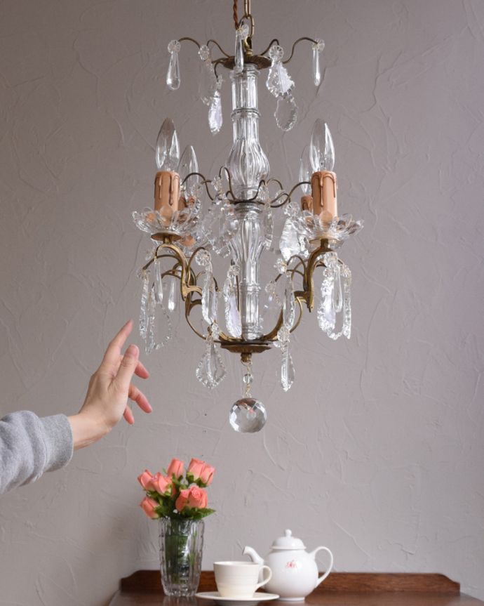 シャンデリア　照明・ライティング　ガラスコラム付きのフランスアンティーク シャンデリア（4灯）（Ｅ17シャンデリア球付）。毎日を特別な時間に変えてくれるアンティークのシャンデリアガラスビーズがたっぷり付いたフランスらしいデザインのシャンデリア。(x-791-z)